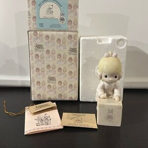 Precious moments- 1987 membership- “Sharing is Universal “ like new